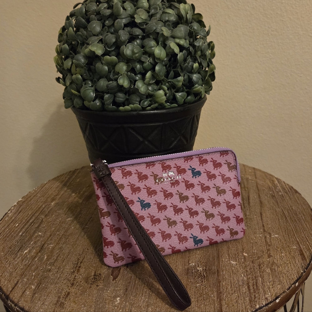COACH RARE Corner Zip Lilac‎ Purple All Over Bunny Rabbit Print Wristlet